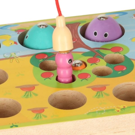 Medinis Montessori žaidimas: žuvų, morkų ir kirminų gaudymas